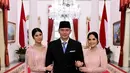 Sementara ity, Almira tampak begitu elegan nan ayu mengenakan kebaya heart neck warna soft pink senada dengan sang ibunda. Dengan aksen selendang polos dan bunga pada salah satu pundaknya. Ia juga mengenakan bawahan kain serupa dengan Annisa.  [@ruby_26].