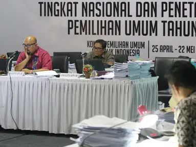 Komisioner KPU RI, Ilham Saputra (kiri) memimpin rapat Rekapitulasi Hasil Penghitungan Perolehan Suara Tingkat Nasional dan Penetapan Hasil Pemilihan Umum Tahun 2019, Jakarta, Rabu (7/5/2019). (Liputan6.com/Helmi Fithriansyah)