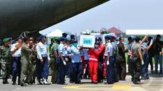 Empat jenazah korban pesawat AirAsia QZ8501 tiba di Lanud TNI AL Juanda, Surabaya, Jatim, Kamis (1/1/2015). (Liputan6.com/Johan Tallo)