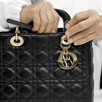 Putri Diana memiliki ikatan kuat dengan tas tangan dari Dior, Lady Dior. (Foto: Christian Dior)