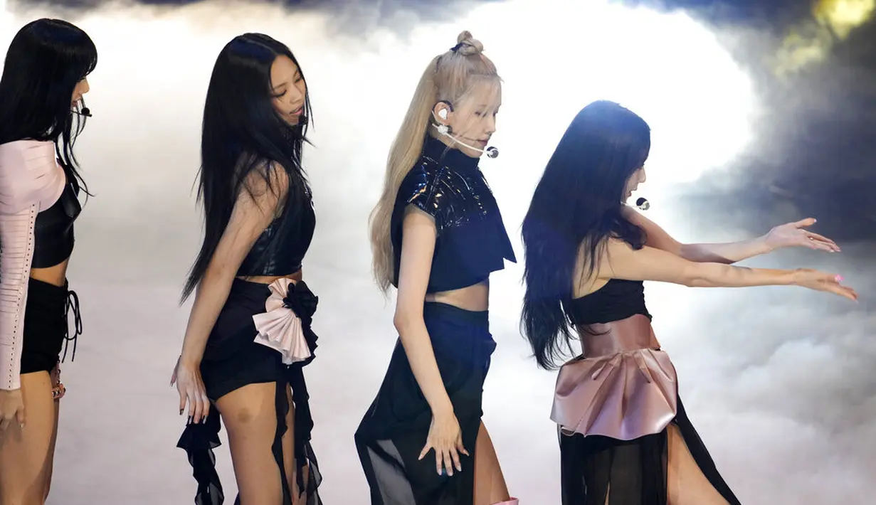 Blackpink tampil membawakan Pink Venom di MTV VMA 2022. (Charles Sykes/Invision/AP)