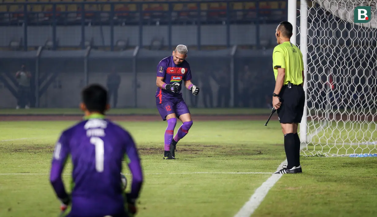Penjaga gawang PSS Sleman, M Ridwan (tengah) melakukan pekerjaannya dengan baik. Ia berhasil menggagalkan tendangan penalti Erwin Ramdani. (Bola.com/Bagaskara Lazuardi)