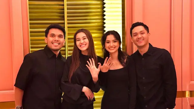 Adu Gaya Couple di Lamaran Romantis Azriel Hermansyah-Sarah Menzel, Ada Thariq Halilintar-Aaliyah Massaid yang Ikut Pamer Cincin