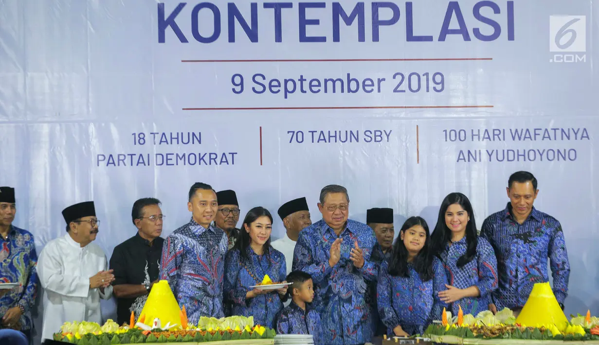 Presiden ke-6 SBY bersama keluarga foto bersama usai potong tumpeng pada malam kontemplasi di Puri Cikeas Bogor, Senin (9/9/2019). Malam kontemplasi bertepatan dengan HUT ke-18 Partai Demokrat, hari lahir SBY, dan 100 hari meninggalnya Any Yudhoyono. (Liputan6.com/Faizal Fanani)