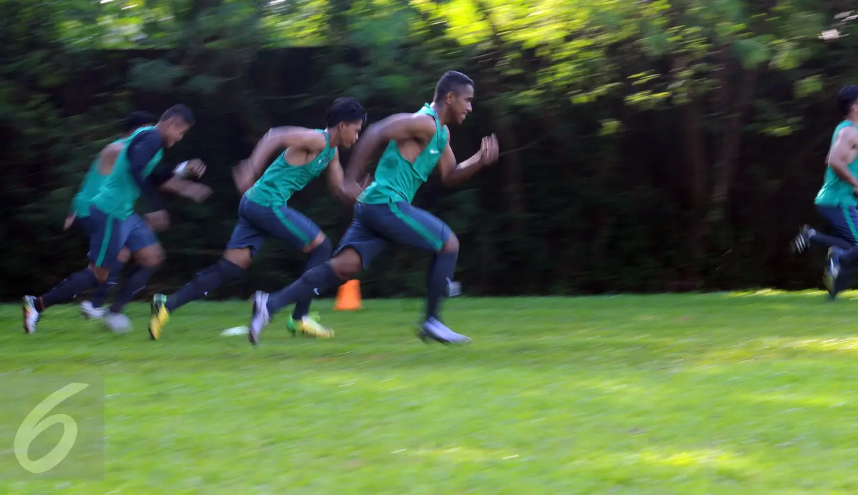 Beberapa pesepakbola muda beradu cepat lari saat latihan seleksi Timnas Indonesia U19 di NYTC Sawangan, Depok, Selasa (26/7). 40 pesepakbola muda mengikuti seleksi untuk menjadi pemain Timnas Indonesia U19. (Liputan6.com/Helmi Fithriansyah)