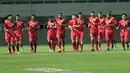Para pemain Bahrain berlari mengitari lapangan saat uji coba lapangan di Stadion Pakansari, Bogor, (26/4/2018). Bahrain tampil dengan pemain muda pada PSSI Anniversarry Cup 2018 . (Bola.com/Nick Hanoatubun)