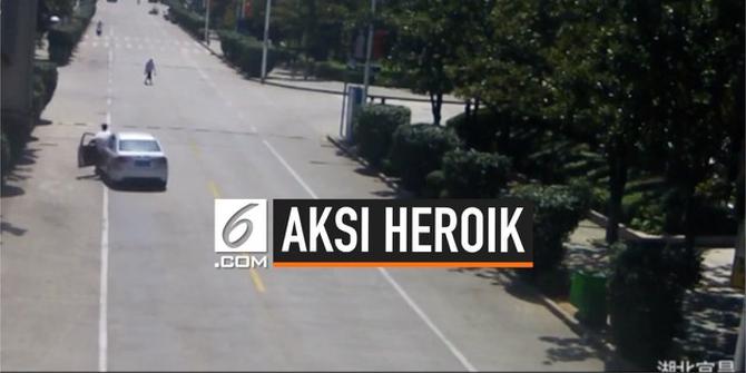 VIDEO: Aksi Heroik Sopir Taksi Hentikan Mobil Tanpa Pengemudi