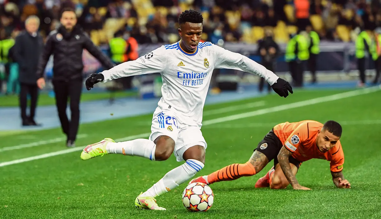 Vinicius Junior sukses menjadi bintang lapangan pada laga tersebut karena mampu tampil gemilang dan mencetak brace. Dua gol yang ia cetak masing-masing pada babak kedua di menit ke-51 dan ke-56. (AFP/Sergei Supinsky)