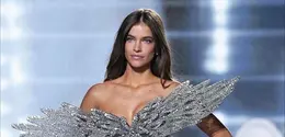 Barbara Palvin di Runway Victoria’s Secret yang ternyata baru saja operasi Endometriosis. [@realbarbarapalvin]