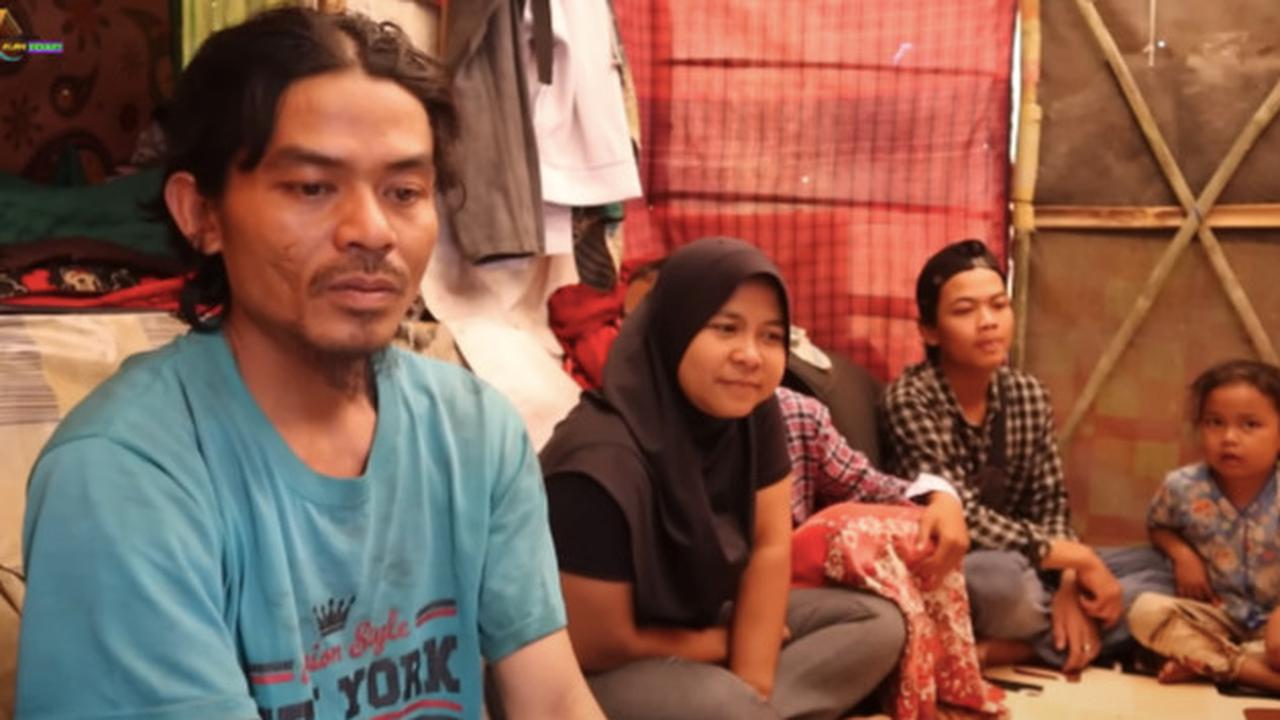 ⁠Miris Satu Keluarga Tinggal di Gubuk Tengah Hutan Tanpa Listrik, Tiga Anaknya Putus Sekolah