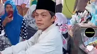 Gus Iqdam menangis saat pengajian bersama jemaah ST Nyell Disabilitas (TikTok)