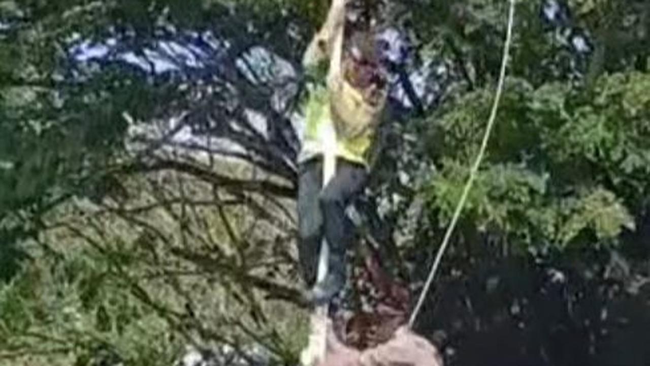 "Kemudian tali diikatkan kembali ke bendera, pengibarannya sampai selesai. Bendera tetap naik sempurna," kata Kapolsek Juwangi.