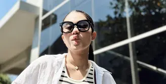 Azizah Salsha memiliki gaya stylish yang mempesona. Di ragam kesempatan, ia hadir dengan kacamata hitam penuh gaya yang sempurnakan gayanya. [Foto: Instagram/ Azizah Salsha]