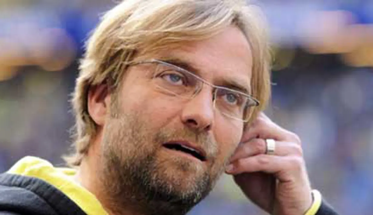 Gaya pelatih Borussia Dortmund Juergen Klopp jelang laga lanjutan Bundesliga melawan Hamburg SV di Hamburg, 9 April 2011. Skor 1-1. AFP PHOTO / OLIVER HARDT