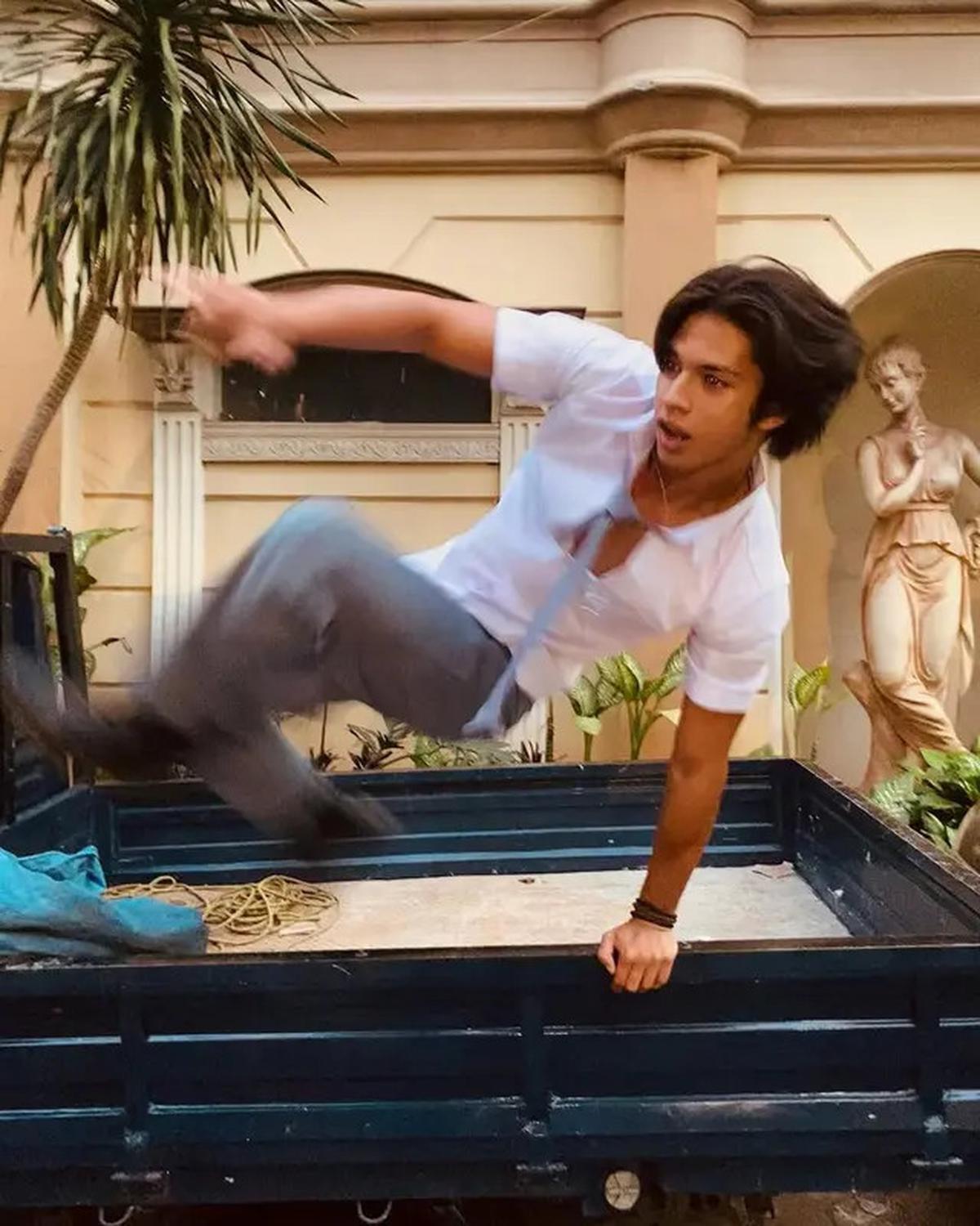 Cara Arya Mohan Isi Waktu Luang di Lokasi Syuting Asmara Gen Z SCTV, Belajar Sabar Main Puzzle