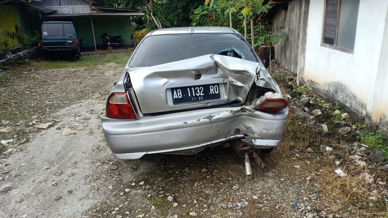 Mobil sedang Honda Accor mundur dengan kecepatan tinggi dan menabrak pemotor, di Jalan Wonosari-Jogja, Gunungkidul. (Foto: Liputan6.com/Hendro Ary Wibowo)