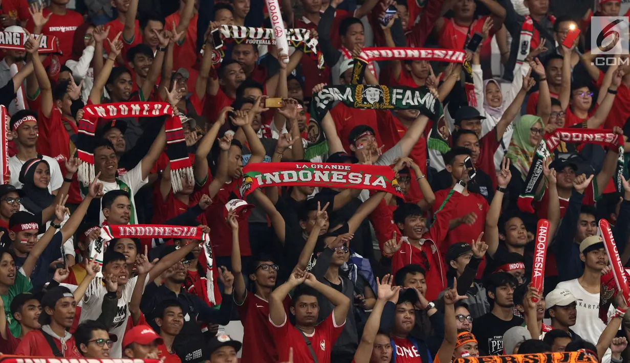 Suporter membentangkan syal saat merayakan kemenangan Timnas Indonesia U-19 atas Chinnese Taipei pada laga penyisihan Grup A Piala AFC U-19 2018 di Stadion GBK, Jakarta, Kamis (18/10). Indonesia unggul 3-1. (Liputan6.com/Helmi Fithriansyah)