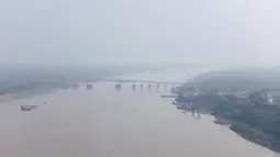 Penduduk Porto Velho di Amazon, Brasil, hampir tidak pernah melihat sinar matahari dalam beberapa hari terakhir ini karena awan asap tebal dari kebakaran hutan menyelimuti kota mereka. (EVARISTO SA / AFP)