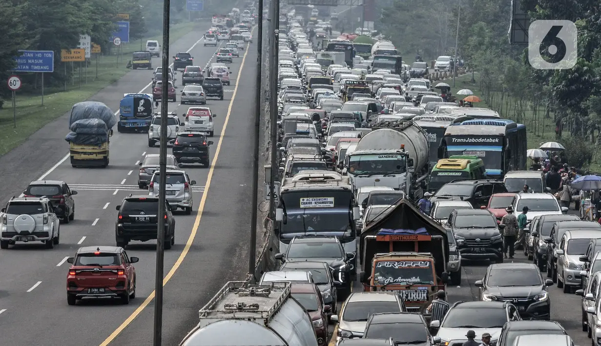 Kendaraan wisatawan terjebak penutupan jalur Puncak akibat sistem satu arah di Tol Jagorawi, Pandansari, Bogor, Jawa Barat, Minggu (19/9/2021). Pemberlakuan sistem satu arah menggantikan penerapan ganjil genap guna mengurai kepadatan di kawasan Puncak. (merdeka.com/Iqbal S. Nugroho)