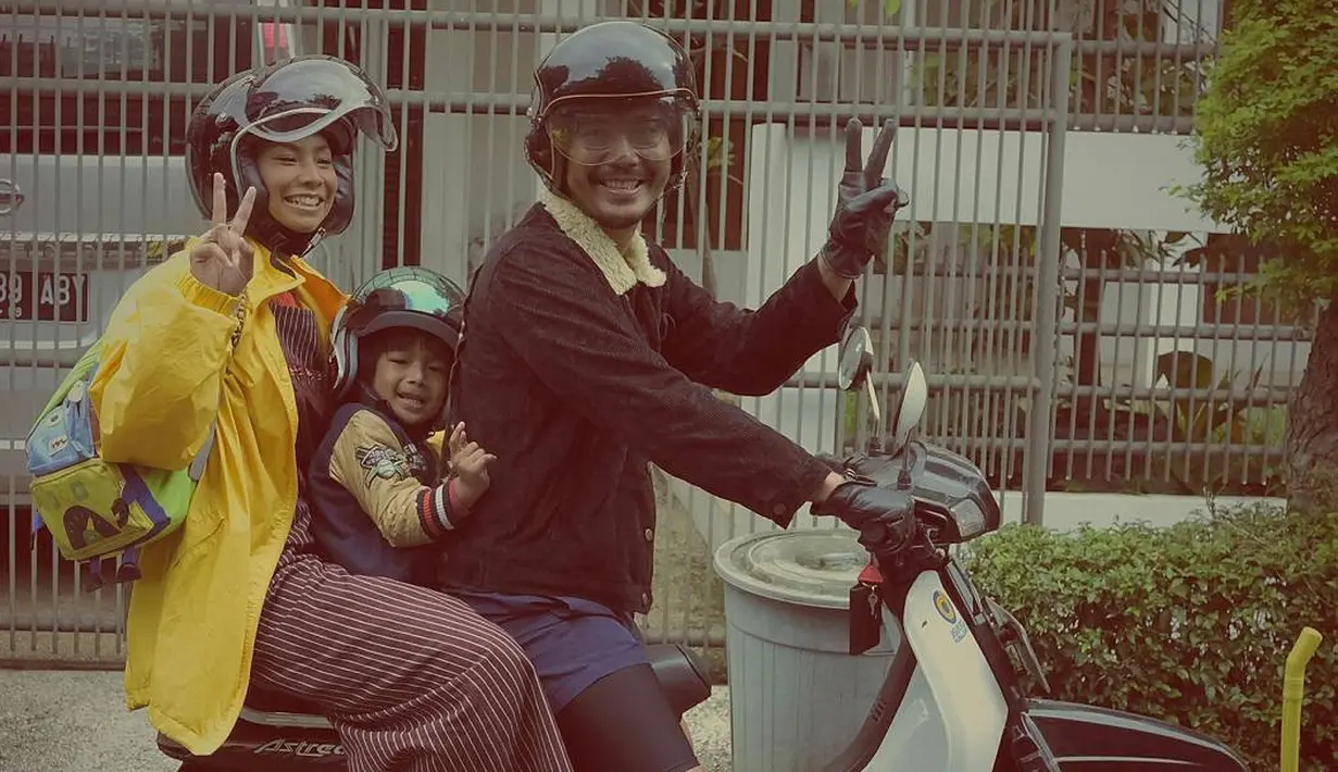 Meski dikenal banyak orang sebagai figur publik, namun Shareefa Daanis dan keluarga kecilnya juga tak malu hidup sederhana. Seperti yang satu ini, ayah, ibu dan anak ini kompak naik motor tua. (Instagram/shareefadaanish)