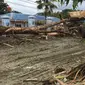 Sebuah alat berat berusaha mengevakuasi puing-puing dan batang pohon yang tumbang asca banjir bandang di Kabupaten Sentani, Jayapura, (17/3). Banjir bandang Sentani menewaskan 70 orang dan puluhan luka-luka. (AFP/Netty Dharma Somba)