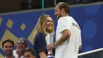 Harry Kane tampak menemui istri dan anggota keluarganya setelah tampil mengagumkan dalam laga Grup L Piala Dunia 2026 antara Inggris melawan Kroasia di Dallas Stadium, Arlington, Amerika Serikat, Kamis (18/06/2026) dini hari WIB. (AFP/Getty Images/Richard Pelham)