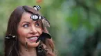 Wajah seorang wanita bernama Jessie dihiasi kupu-kupu saat berpose dalam sesi foto di Wisley Gardens, Inggris (12/1). Lebih dari 50 spesies kupu-kupu eksotis terbang bebas ditempat ini. (AP Photo / Frank Augstein)
