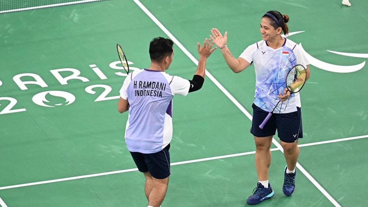Hikmat Ramdani dan Leani Ratri Oktila meraih kemenangan di pertandingan pertama bulu tangkis Paralimpiade 2024.