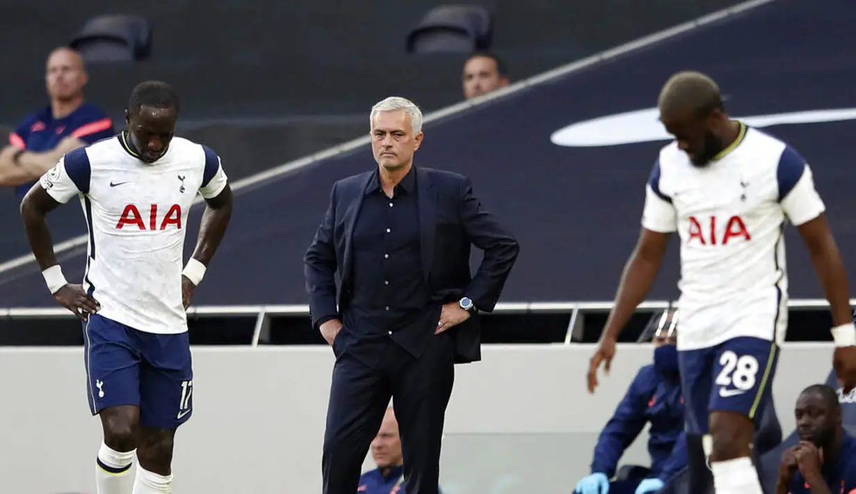 Pelatih Tottenham Hotspur, Jose Mourinho, tampak kecewa usai ditaklukkan Everton pada laga Premier League di Stadion Tottenham Hotspur, Senin (14/9/2020). Everton menang dengan skor 1-0. (Alex Pantling/Pool via AP)