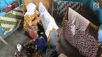 Seorang ibu membuat batik tulis di Kampung Batik Puswasedar kawasan Geopark Ciletuh, Sukabumi, Jawa Barat, Sabtu (22/9). Lebih dari 50 perempuan menekuni pembuatan batik tulis maupun cetak. (Merdeka.com/Arie Basuki)