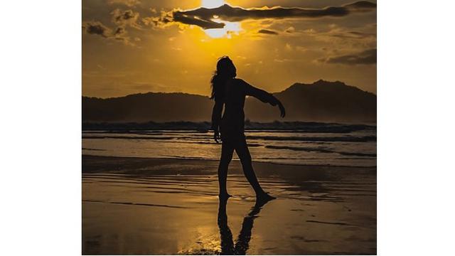 Adila Fitri mengabadikan pesona indah sunset di Pulau Merah Banyuwangi