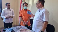 Tersangka PFKS alias Kung (34), guru cabul saat diamankan di Polda NTT. (Liputan6.com/ Ola Keda)