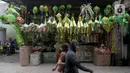 Hiasan tersebut dijual mulai Rp25 ribu hingga Rp300 ribu per buah tergantung jenis dan ukuran. (Liputan6.com/Herman Zakharia)