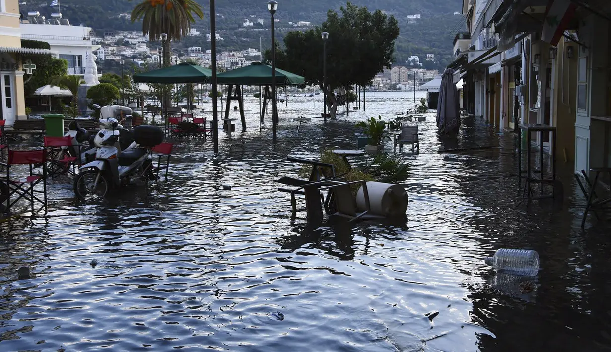 Air laut menutupi banjir satu persegi setelah gempa bumi di pelabuhan Vathi di pulau Aegean timur Samos, Yunani (30/10/2020). Gempa berkekuatan 6,6 skala Richter berpusat di Laut Aegea pada kedalaman 16,5 kilometer, atau 10,3 mil. (AP Photo / Michael Svarnias)