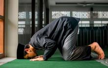 Dokter Asal Inggris Ungkap Manfaat Kesehatan dari Gerakan Rukuk & Sujud saat Muslim Salat, Ternyata Luar Biasa