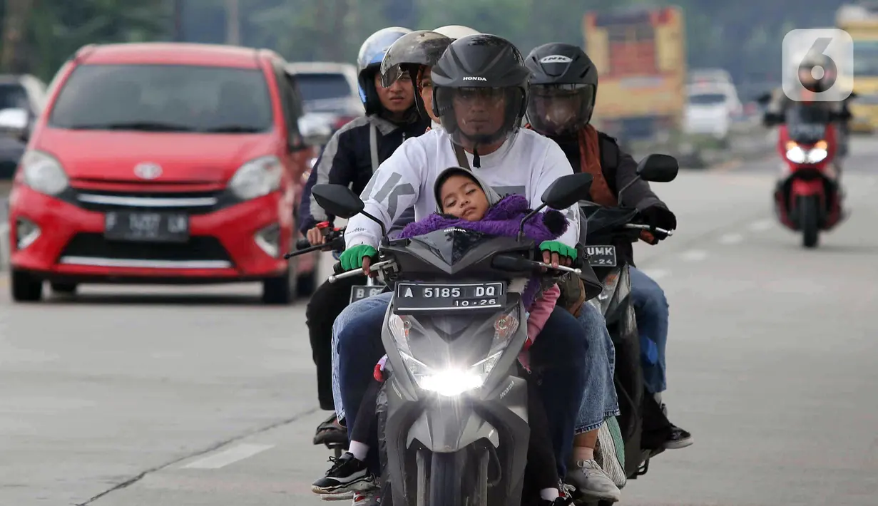 <p>Pemudik yang menggunakan sepeda motor melintasi jalur Pantura daerah Pamanukan, Subang, Jawa Barat, Jumat (29/4/2022). Pada H-3 Lebaran, jalur Pantura dipadati kendaraan pemudik khususnya kendaraan roda dua. (Liputan6.com/Herman Zakharia)</p>