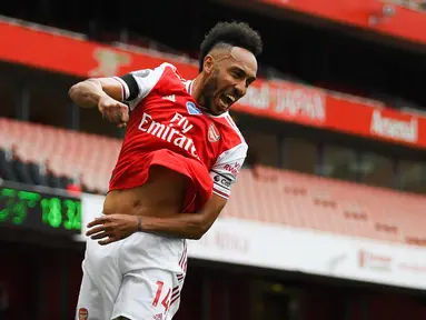 Striker Arsenal, Pierre-Emerick Aubameyang, merayakan gol yang dicetaknya ke gawang Norwich City pada laga lanjutan Premier League pekan ke-32 di Emirates Stadium, Kamis (2/7/2020) dini hari WIB. Arsenal menang 4-0 atas Norwich City. (AFP/Shaun Botterill/pool)