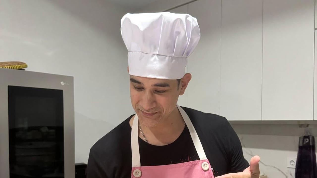 Ganteng dan Gagah, Ternyata Okan Cornelius Juga Jago Bikin Kue - Ini Aksinya saat Buat Lapis Legit