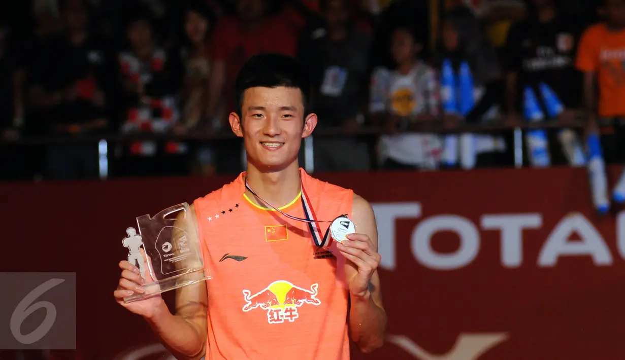 Pebulutangkis Tiongkok, Chen Long mengangkat plakat dan medali juara tunggal putra Total BWF World Championships 2015 di Jakarta, Minggu (16/8/2015). Chen Long unggul atas Lee Chong Wei (Malaysia) 21-14, 21-17. (Liputan6.com/Helmi Fithriansyah)