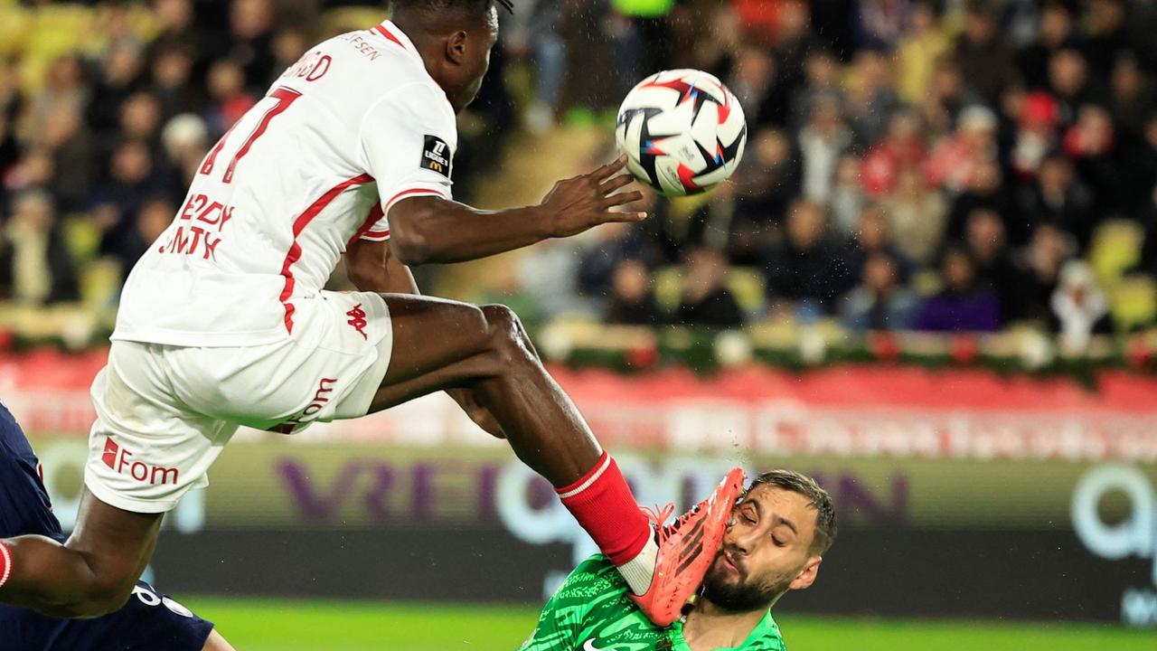 Wajah Donnarumma Berdarah-darah Usai Tendangan Horor Wilfried Singo