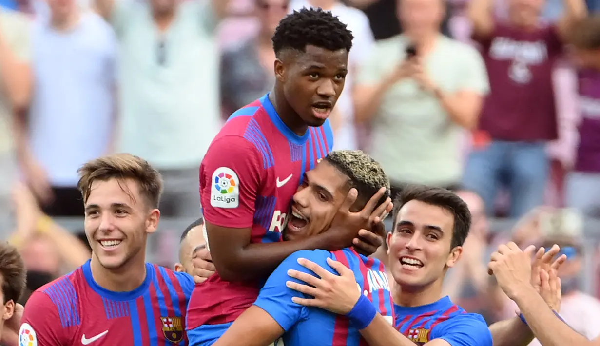 Ansu Fati. Sayap kiri yang kini memasuki musim ke-3 bersama Barcelona telah mencetak 3 gol dan 31 assist di Liga Spanyol musim ini. Gol pertamanya dibuat di pekan ke-7, (26/9/2021) ke gawang Levante saat berusia 18 tahun 10 bulan dan 26 hari. Hasil akhir Barcelona menang 3-0. (AFP/Lluis Gene)