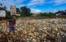 FOTO: Potret Tumpukan Sampah di Sungai Pesanggrahan Depok yang Semakin Memprihatinkan