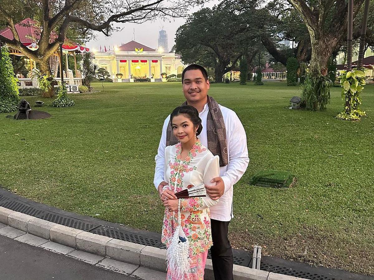 Menpora Antar Istri Jadi Model Kebaya