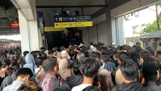 Eskalator Stasiun Duri Masih Diperbaiki, Penumpang Berdesakan