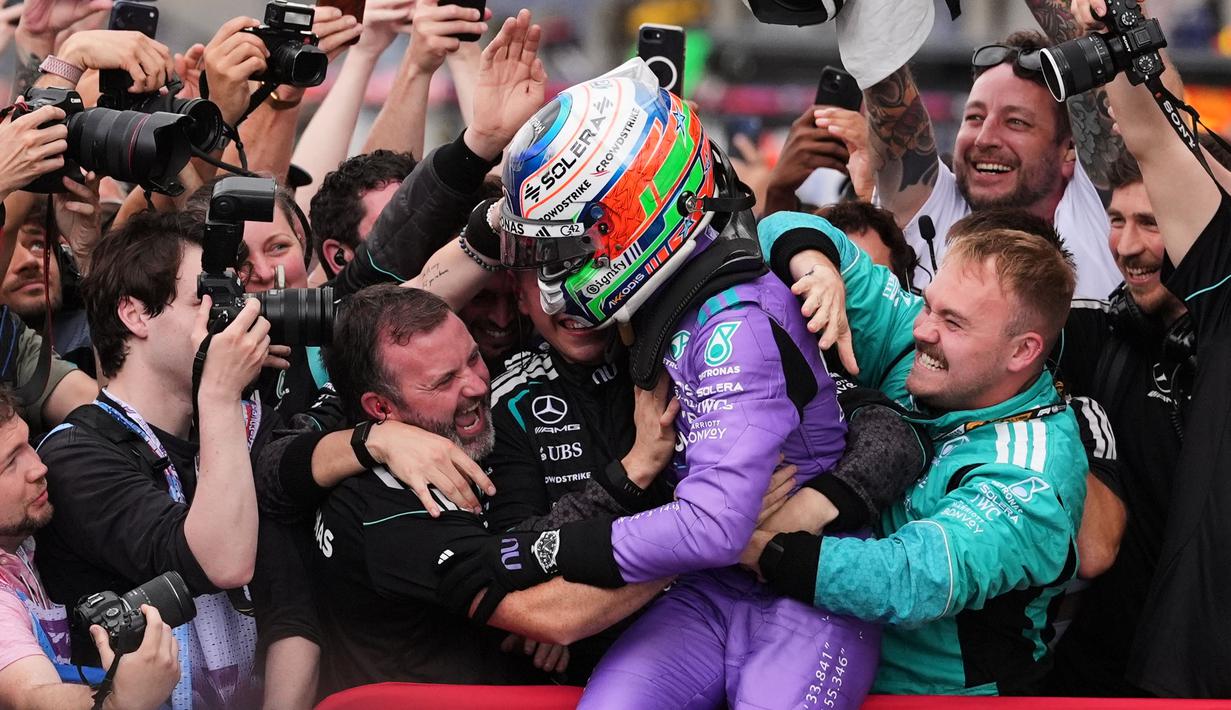 Kemenangan ini menjadi yang ketiga bagi Antonelli setelah GP China dan GP Bahrain. Hal tersebut turut membuat pembalap asal Italia itu mempimpin klasemen sementara F1 2026 dengan catatan 100 poin. (AP Photo/Pool/Rebecca Blackwell)