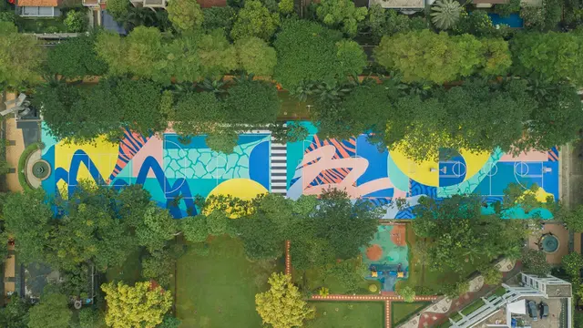 Lapangan Taman Menteng Berhias Mural Warna-warni Terinspirasi Semangat Kolaborasi