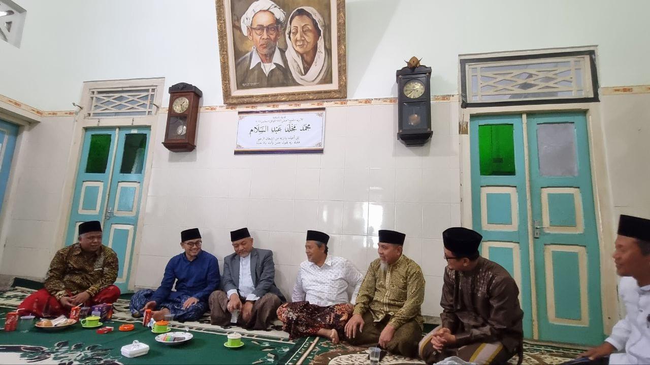 Gus Salam menerima kunjungan silaturahim Presiden PKS, Ahmad Syaikhu, bersama Kang Irwan di Ponpes Denanyar Jombang. (Istimewa).