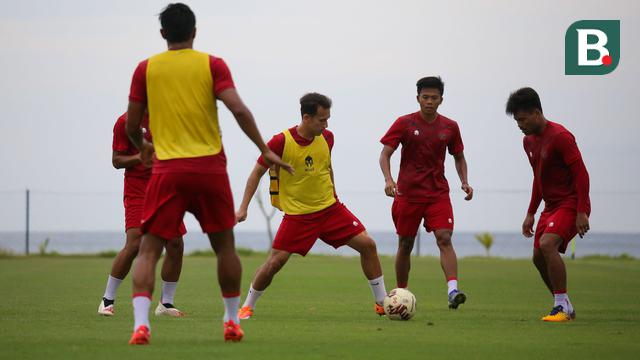 Foto: Aksi Egy Maulana Vikri dan Jordi Amat saat Latihan Terbuka di Bali Menjelang Piala AFF 2022 yang Tinggal Menghitung Hari
