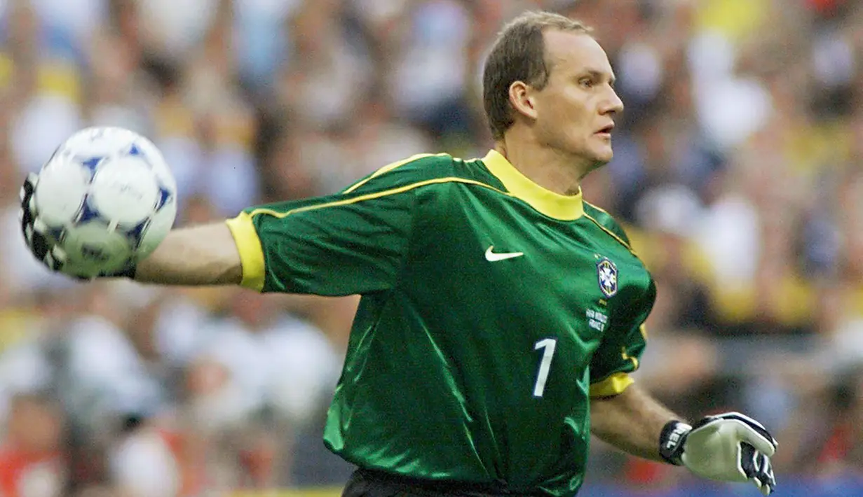 Claudio Taffarel. Eks kiper yang kini berusia 56 tahun dan telah pensiun pada Juli 2003 bersama Galatasaray dan kini menjabat sebagai pelatih kiper Liverpool ini tercatat sebagai pengoleksi caps terbanyak ketiga bersama Timnas Brasil dalam ajang Piala Dunia. Ia total bermain dalam seluruh 18 laga Brasil dalam 3 edisi Piala Dunia mulai 1990 hingga 1998 dengan torehan 3 assist. Satu trofi juara berhasil diraihnya pada edisi 1994. (AFP/Pedro Ugarte)