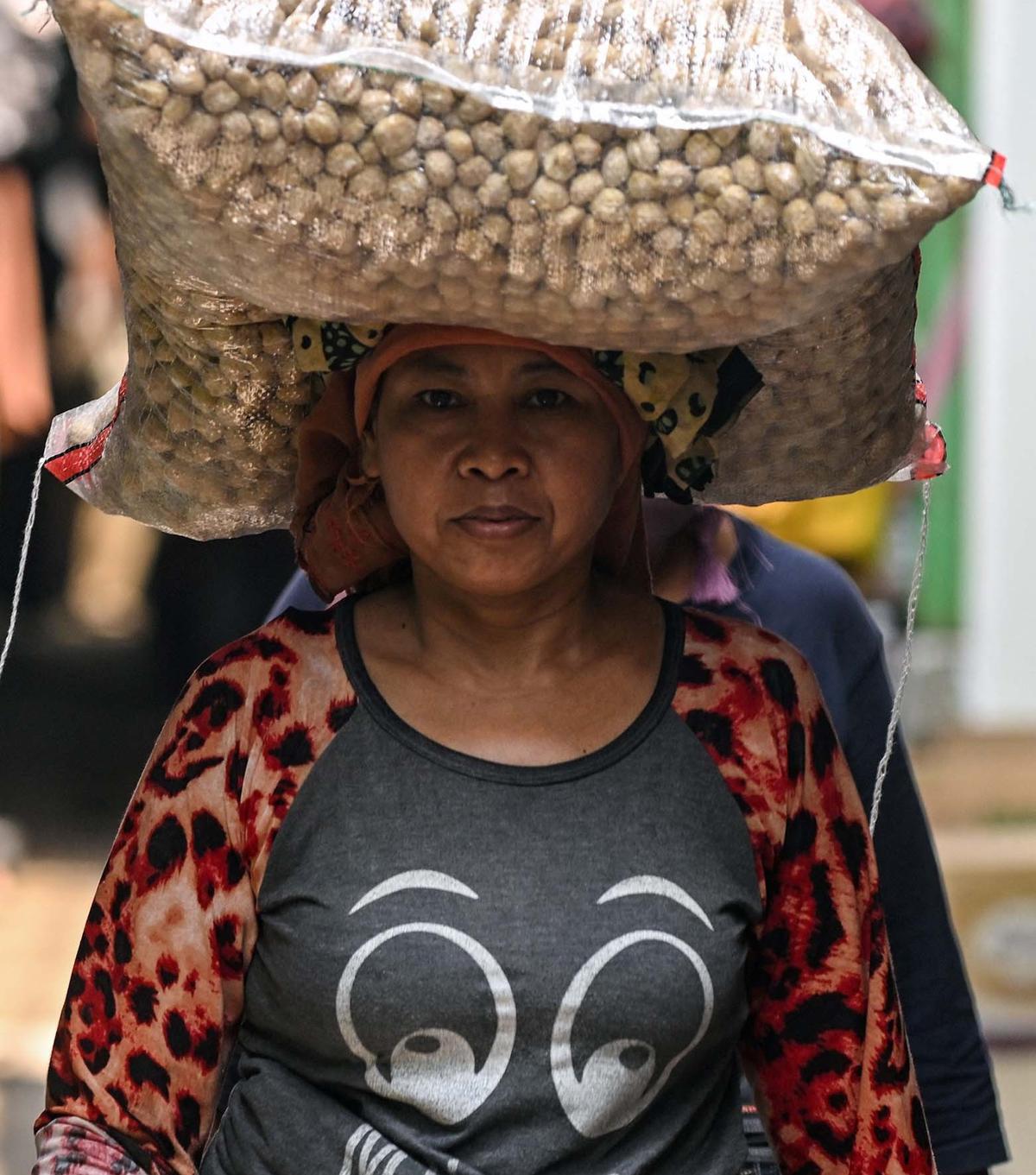 FOTO: Melihat Perjuangan Buruh Angkut Perempuan Mencari Nafkah  di Surabaya